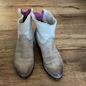 Nicole boots.  Size 6.5. Very comfortable and trendy!  Suede and cloth